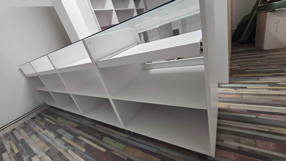 Vând Mobilier comercial realizat la comandă