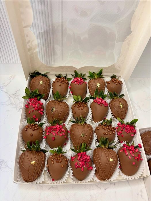 Клубника в шоколаде, цветы из шоколада