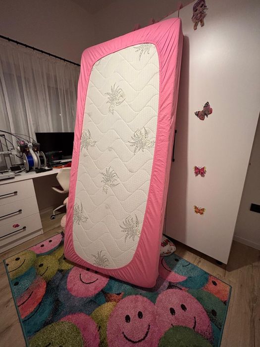 Vând pat single 90×200 cm, PAL alb + saltea inclusă