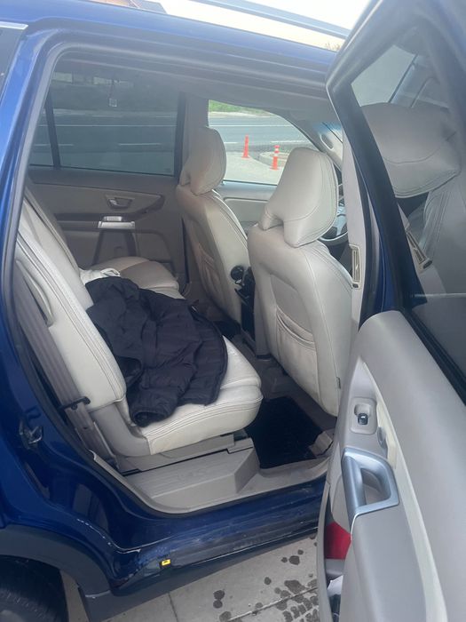 Vand Volvo xc90 2.4 D stage 1   Acte la zi . Masina nu este pentru pretentioși , circula zilnic dar ar mai fii ceva bani de investit