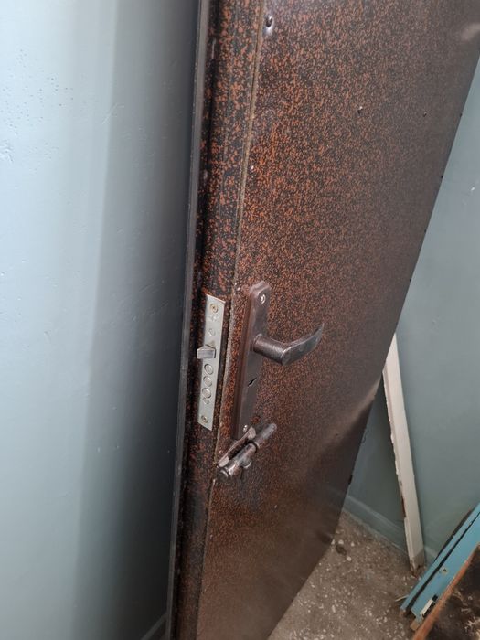 Продам железную дверь