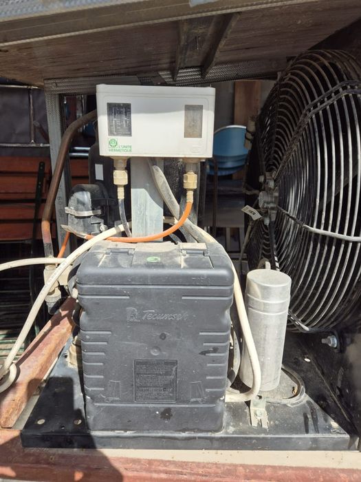 Vând vitrina frigorifica