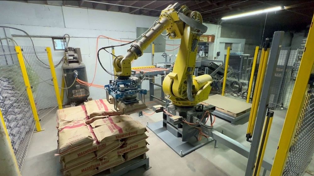 „Палетизиращ индустриален робот – автоматично подреждане на чували/кут
