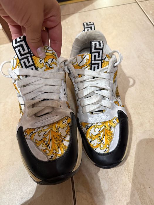 Кецове Versace оригинал, размер 38. В отлично състояние.