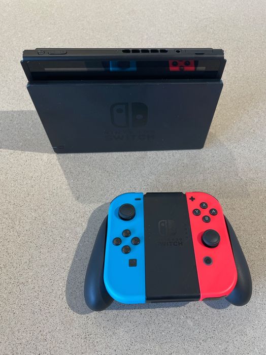 Nintendo Switch с 2 joy con контролера и калъфче