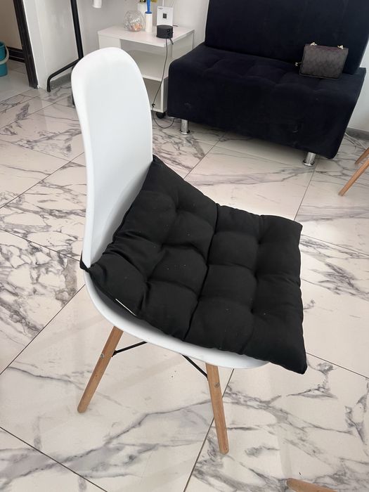 Продам белые стулья