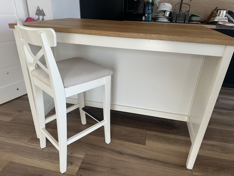 Insula de bucatarie cu scaun tapitat