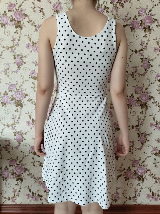 Белое платье в горошек