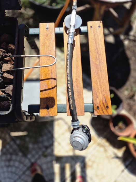 Газово барбекю с лава камъни