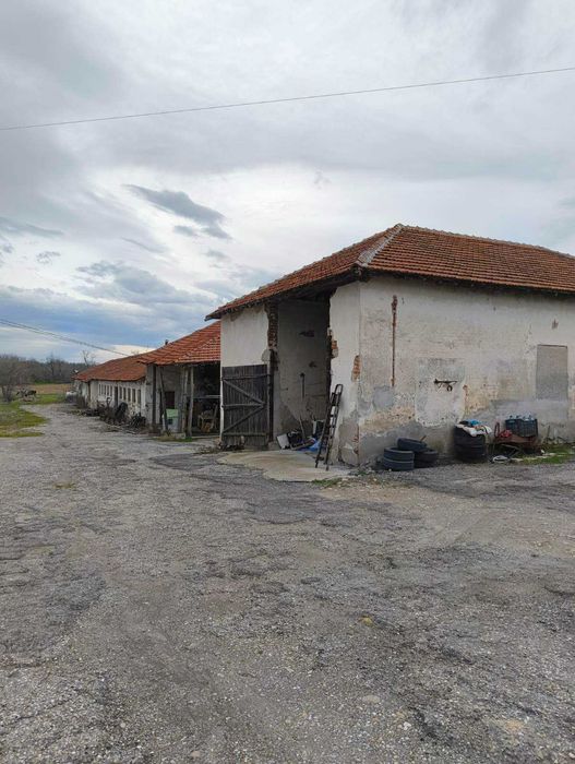 Продавам стопански постройки - обори