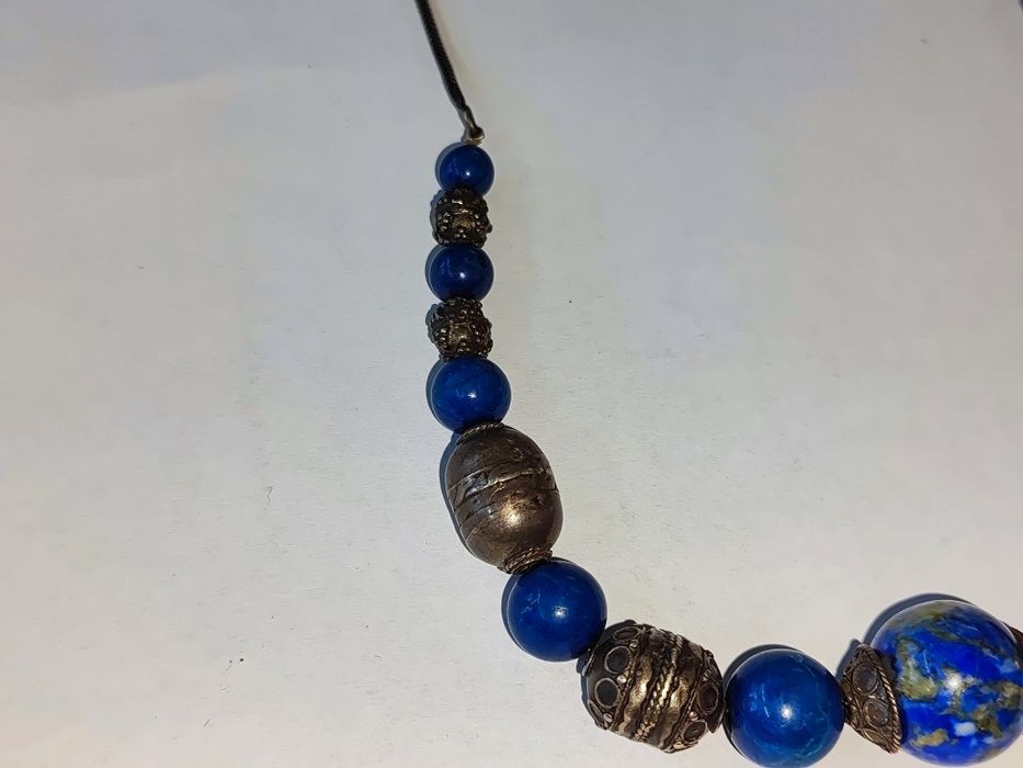 Сребърно колие с камъни лапис