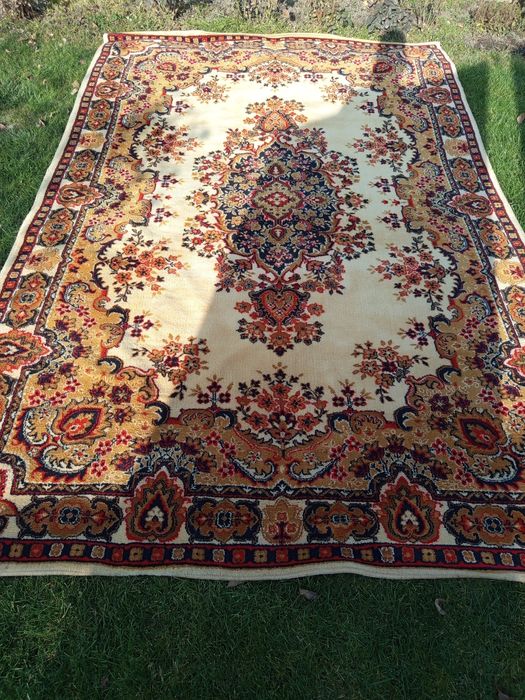 Продам шерстяные ковры.