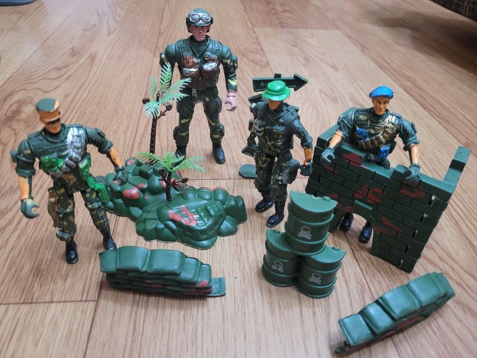 Игрушки солдатики, роботы для мальчика