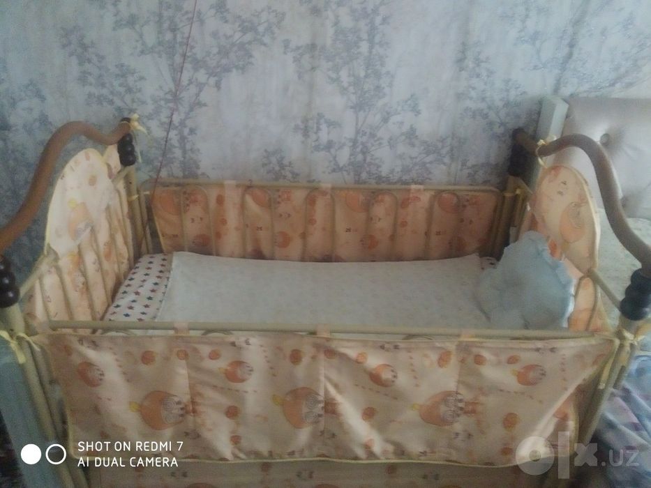 Детская кроватка с матрасом и подушкой