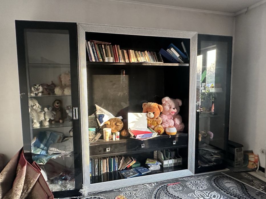 Шкаф-витрина с подсветкой