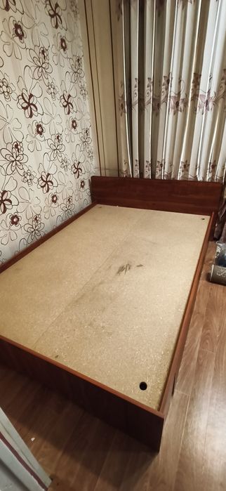 Продам кровать и две тумбочки