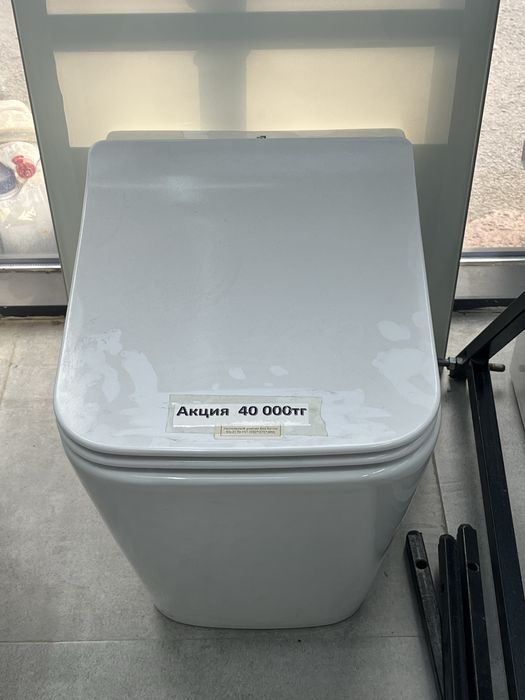 Унитазы в ассортименте