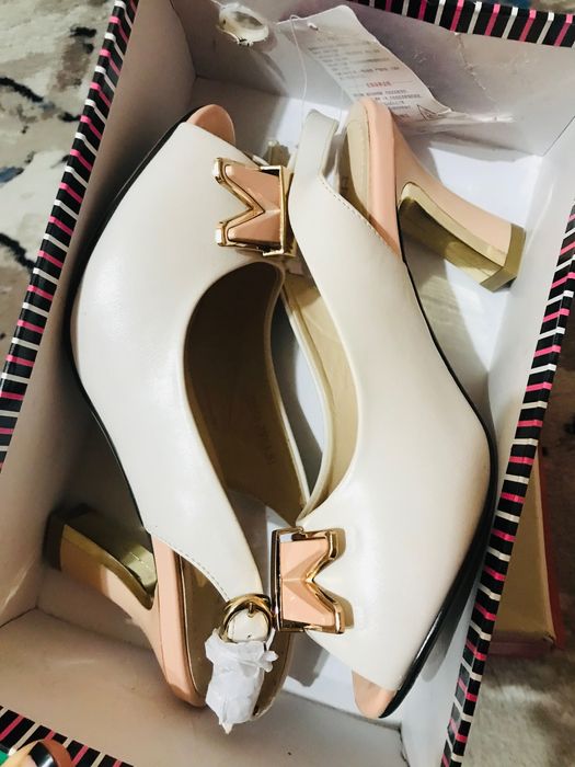 Продаются новые босоножки