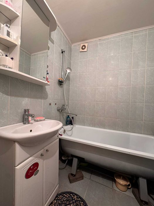 Продам 2х комн кв Сазда кирпичный дом
