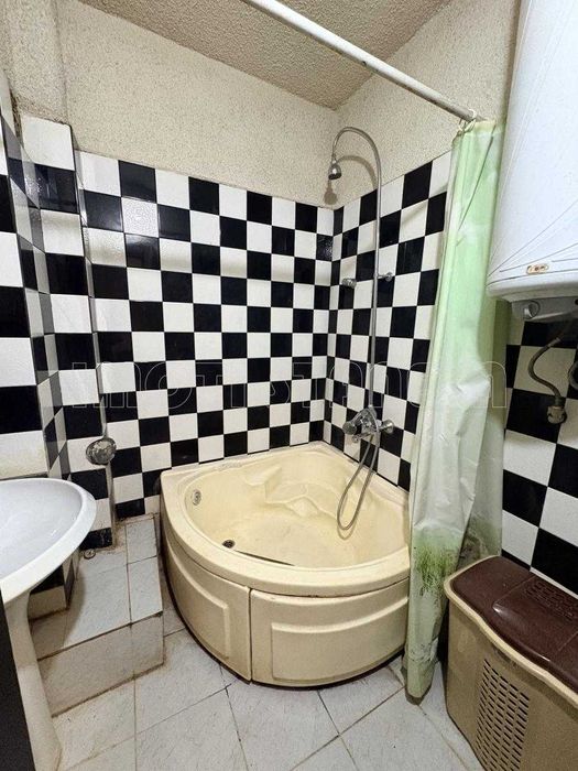 Тристаен тухлен апартамент в жк. Христо Ботев