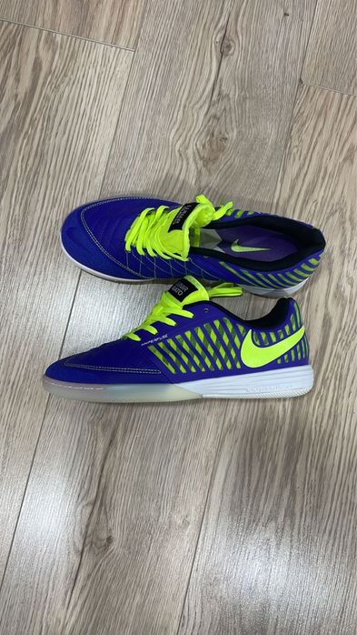 Продам футзалки Nike