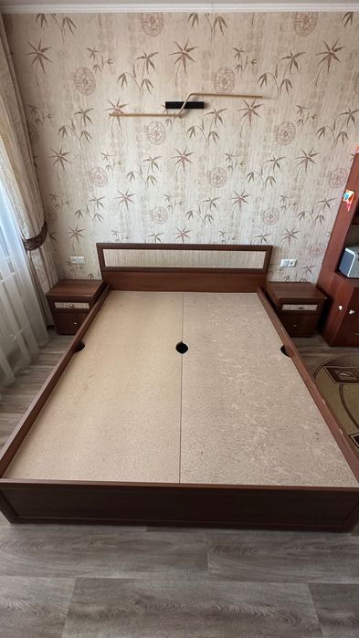 Кровать 160*200 б/у с тумбочками
