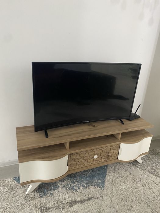 Телевизор и подставка за 80.000