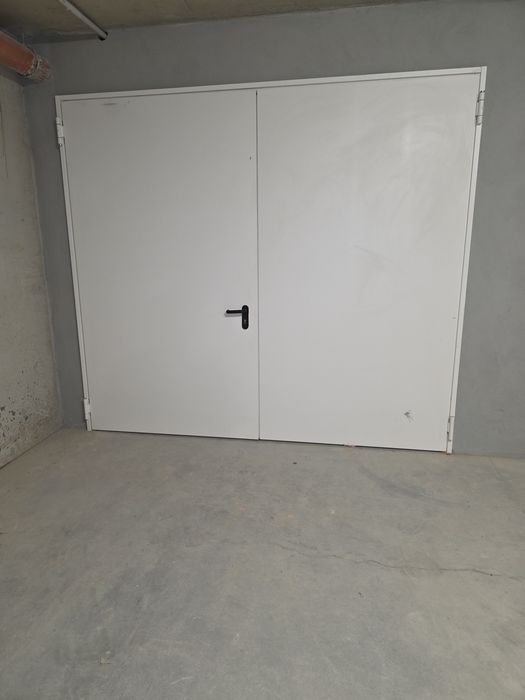 Гаражна двукрила врата неизползвана