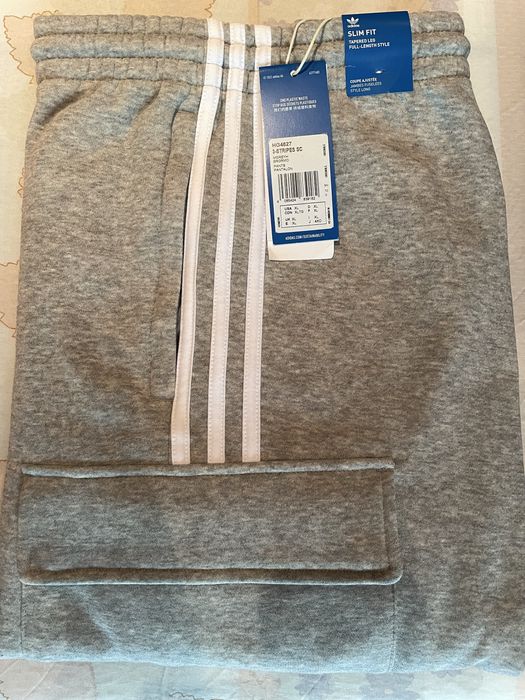 Vand trening Adidas originals negru si gri nou cu eticheta !!!