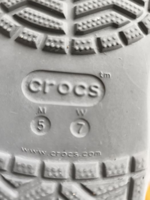 Slapi Crocs măr.37 cu accesorii