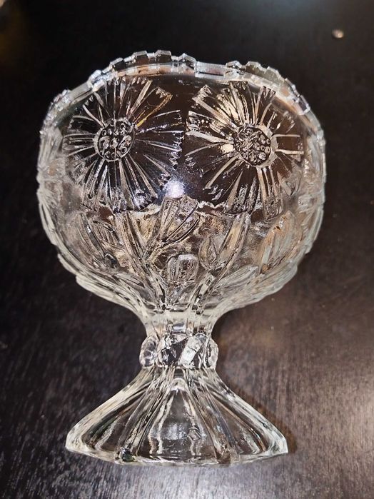 Стара Стъклена бонбониера. Размерите са на снимките.