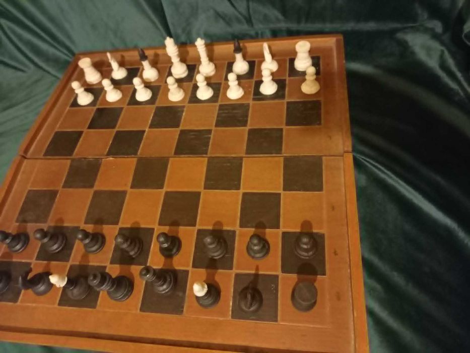 Joc vechi şah şi 2 seturi de piese plastic, set rar de figurine medievale, tabla mare, interior bine finisat pentru table