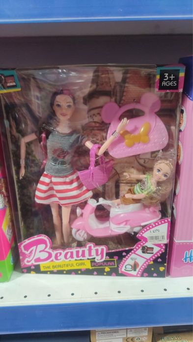 Кукла с ребенком на мопеде