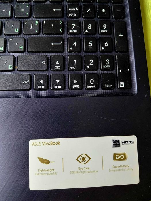 Лаптоп Asus, модел и подробности в снимките