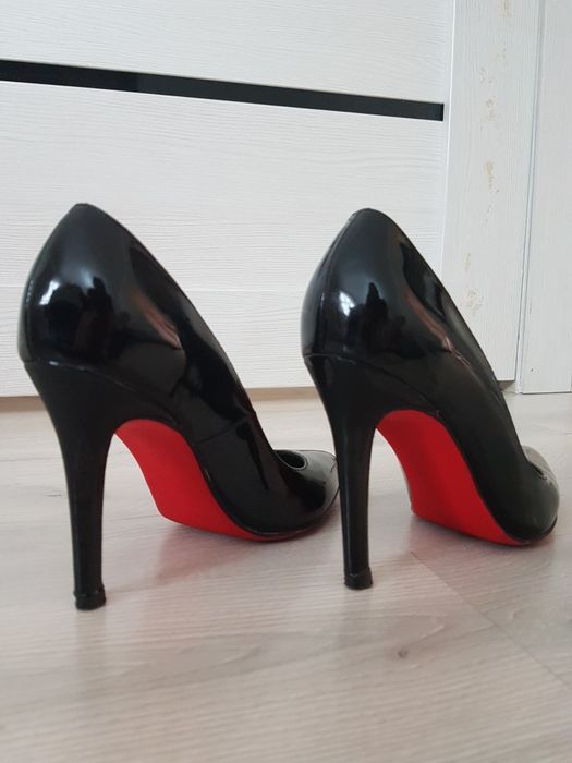 Лаковые черные туфли