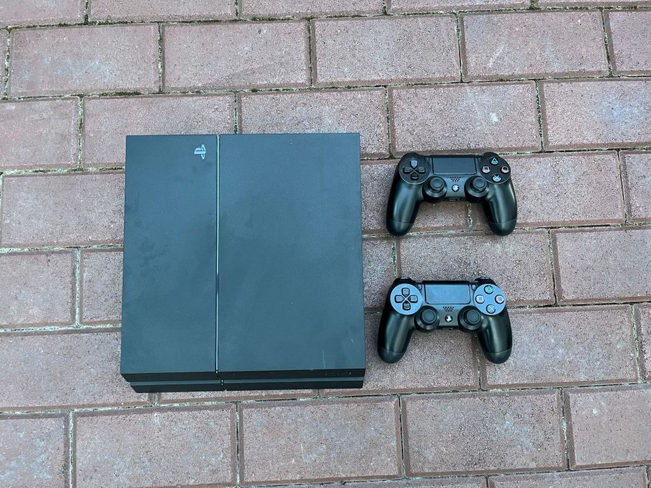 Sony PS4, 500GB, model CUH-1116A, 2 manete de joc, 22 de jocuri diferite + cablu de alimentare şi cablu usb pentru manetele de joc