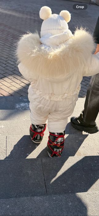 Детски космонавт с гъши пух и бяла лисица