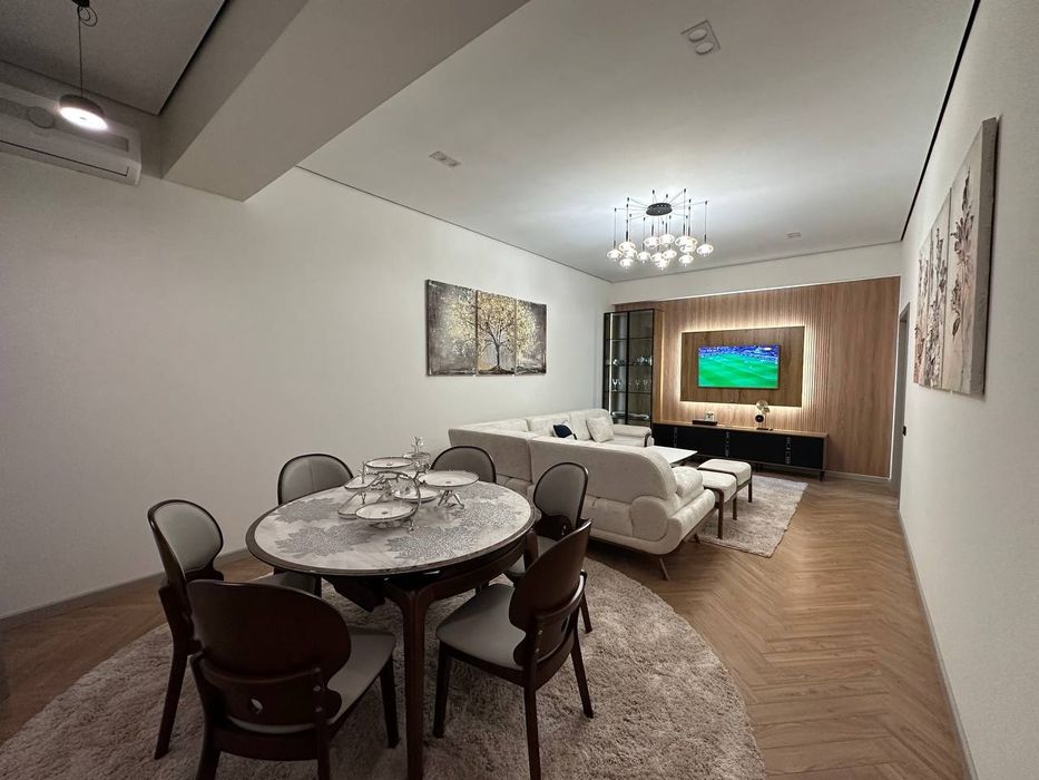 В элитном районе, в элитном доме, элитная квартира