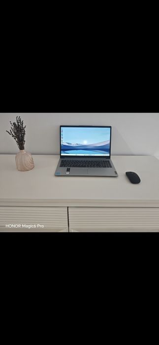 Laptop Lenovo ideea pad 1i procesor intel 4GB ram 128GB spațiu stocare