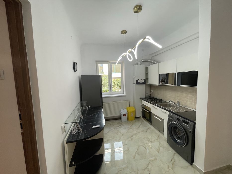 Apartament ultracentral cu curte si garaj