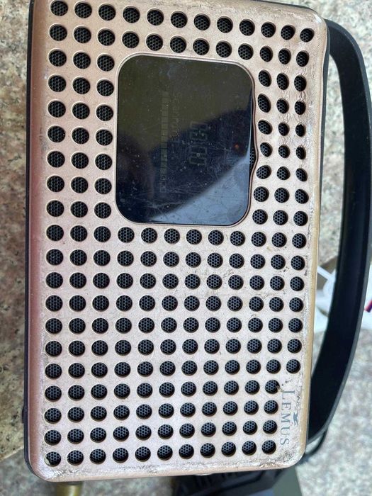 Vând radio portabil digital Lemus DAB+ 2.0, în nuanță rose-gold, la prețul de numai 50 lei.