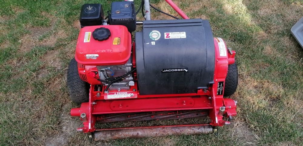 Самоходна косачка за голф игрище