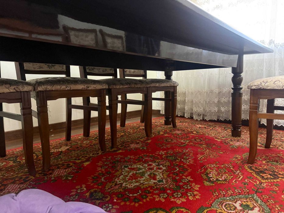 Mehmonxona uchun stol-stul to'plami sotiladi (8 stul)