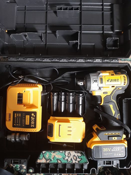 Гайковёрт дрель .