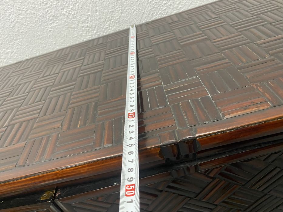 Стар китайски шкаф изработен ръчно с месингови панти