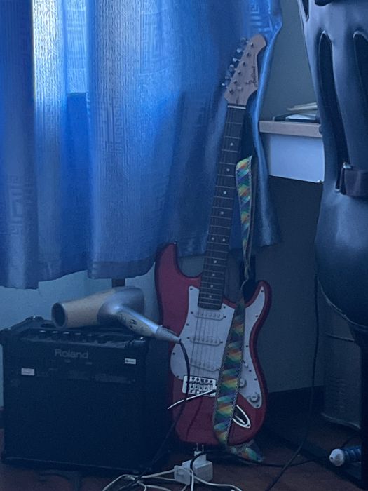 СРОЧНО!Продам электро гитару + комбик + чехол