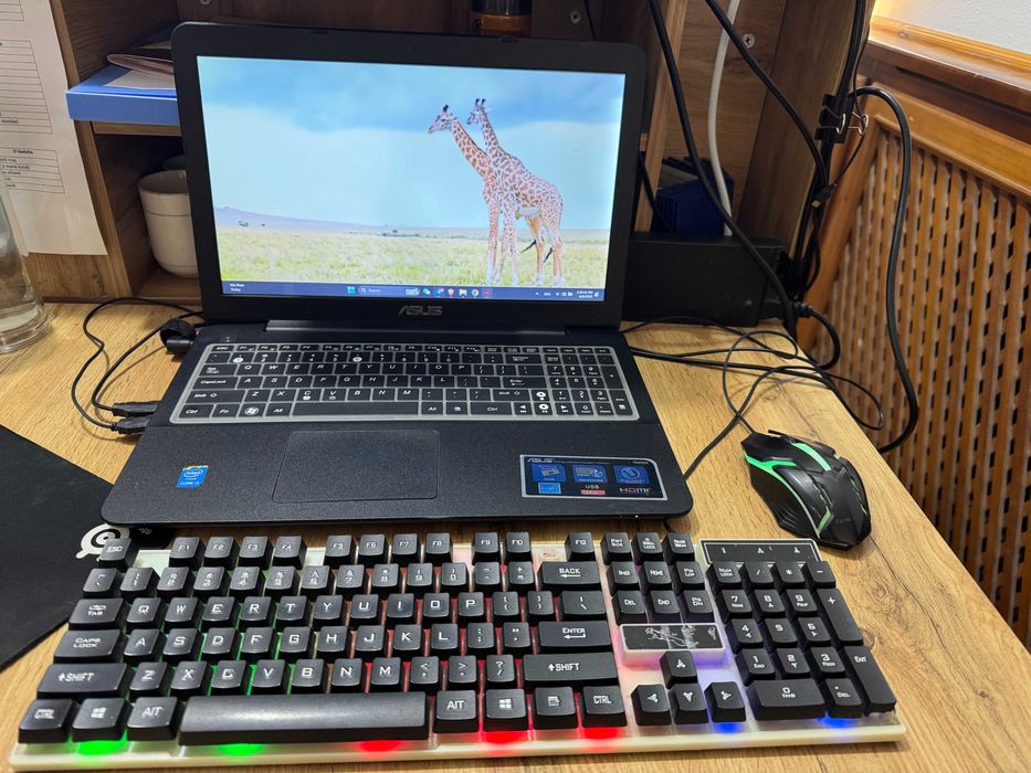 ASUS noutbuk — Intel Core i5, 8GB RAM, 1TB xotira, AMD R5 M240