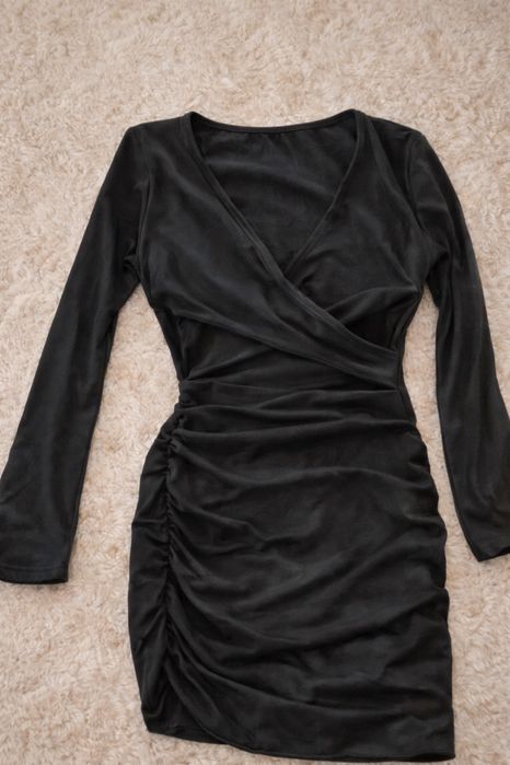 Нова къса черна рокля с дълъг ръкав