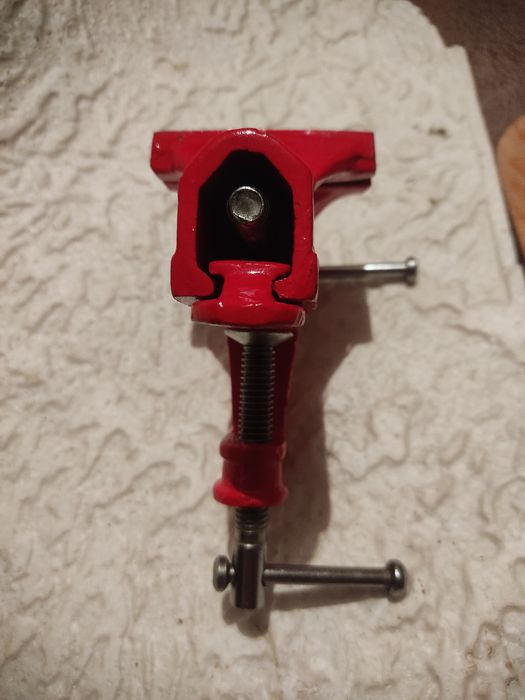 Тиски с креплением на стол.