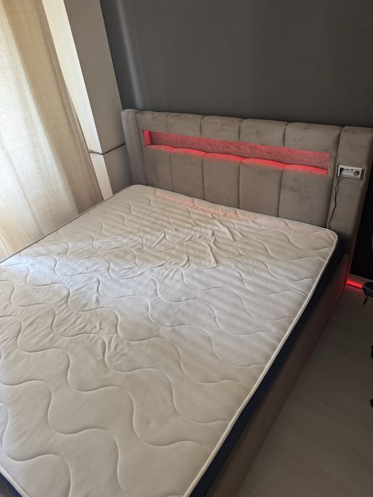 Vând Pat + Saltea 180X200 Culoare Bej Glow , Bluetooth , Boxe , Muzică , Lumini RGB , Telecomandă